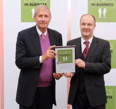 Ein besonderer Preis berreicht von Ulrich Wickert, ARD Moderator