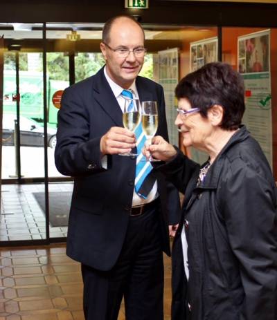 Herzlich willkommen Rita Smuth, zur Begrung ein Glas Sekt
